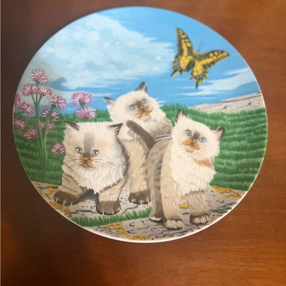 Crown Decorative Plate with Blue-Sky Kitten Trio and Yellow Butterfly